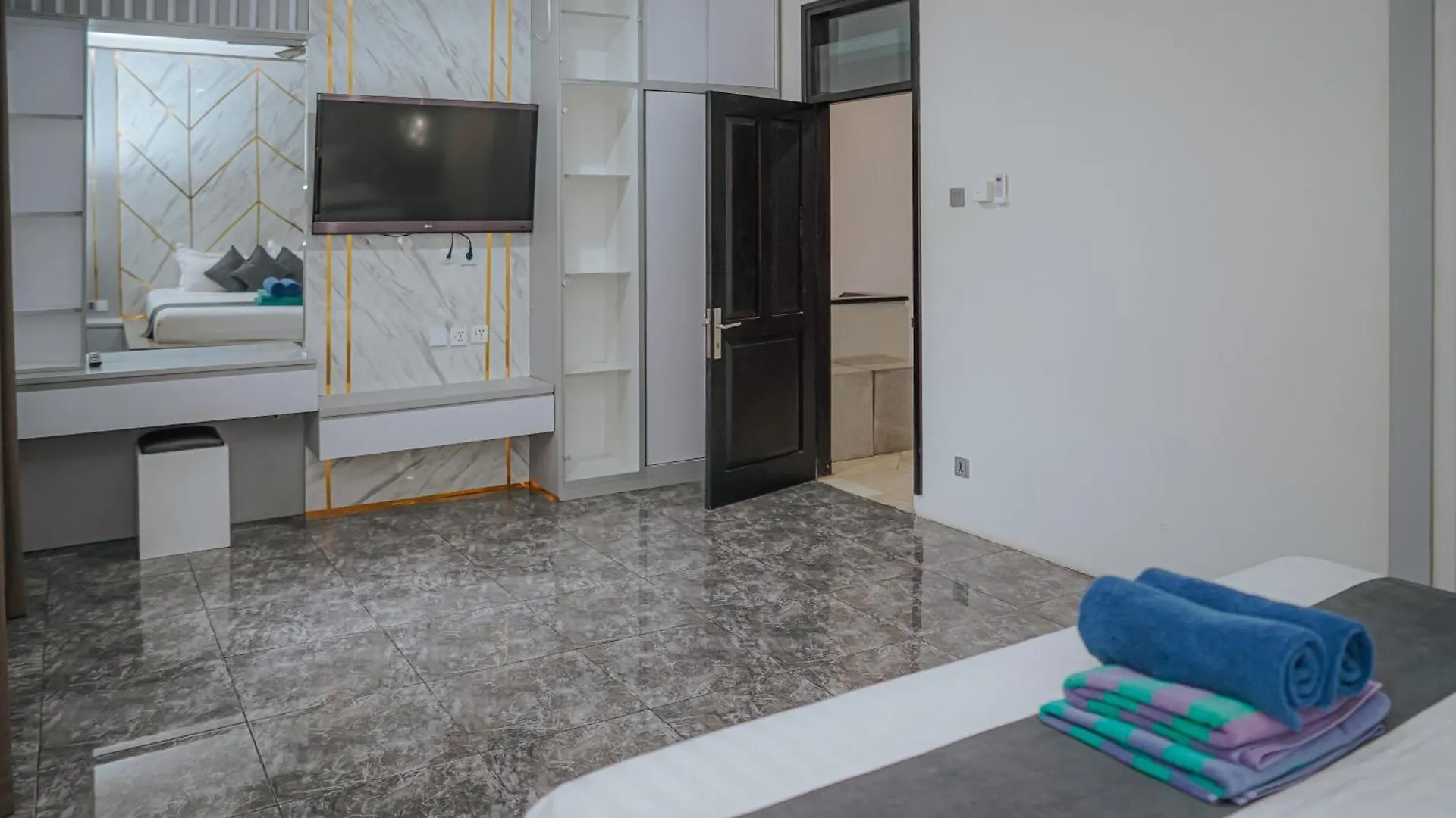 4 Bedroom Villa Kuta Regency B10 0*, 庫塔